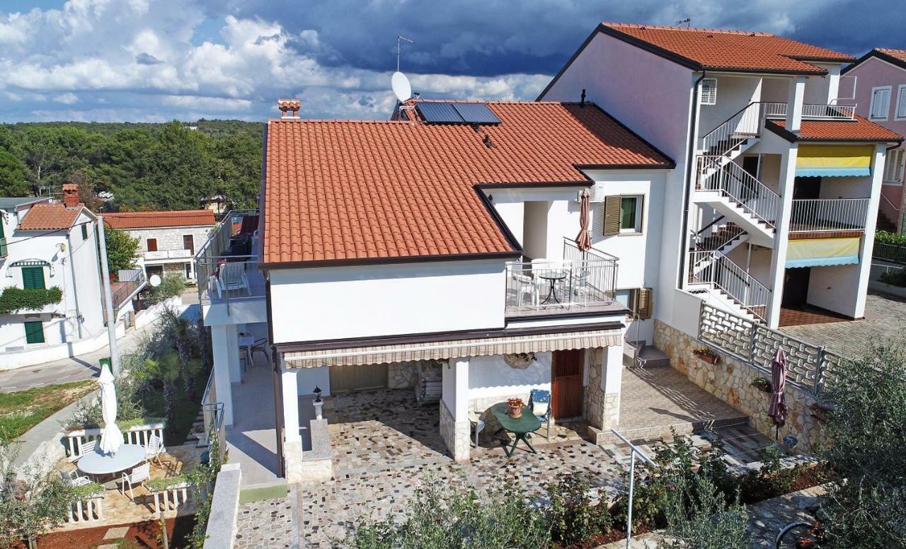 Apartments Nena Funtana Buitenkant foto